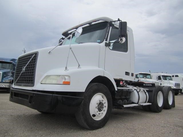 2005 Volvo Vnm64t200  Conventional - Day Cab