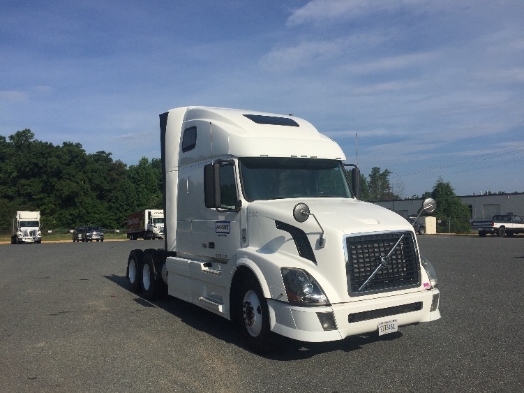 2011 Volvo Vnl64t670  Conventional - Sleeper Truck