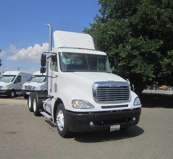 2006 Freightliner Columbia 120  Conventional - Day Cab