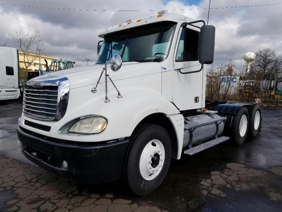 2007 Freightliner Columbia 120  Conventional - Day Cab