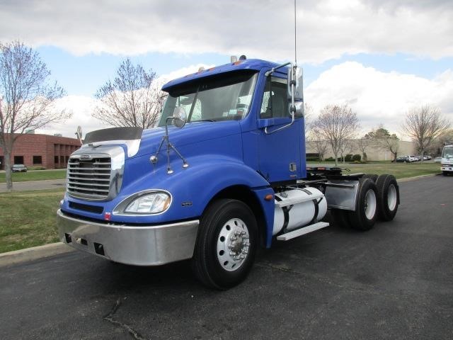 2005 Freightliner Columbia  Conventional - Day Cab