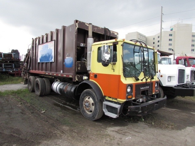 1999 Mack Mr690  Garbage Truck