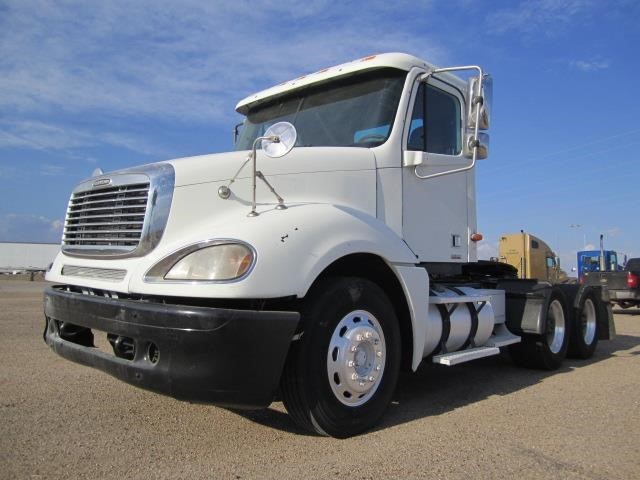 2003 Freightliner Columbia 120  Conventional - Day Cab