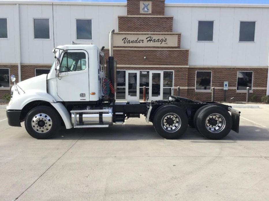 2004 Freightliner Columbia 112  Conventional - Day Cab