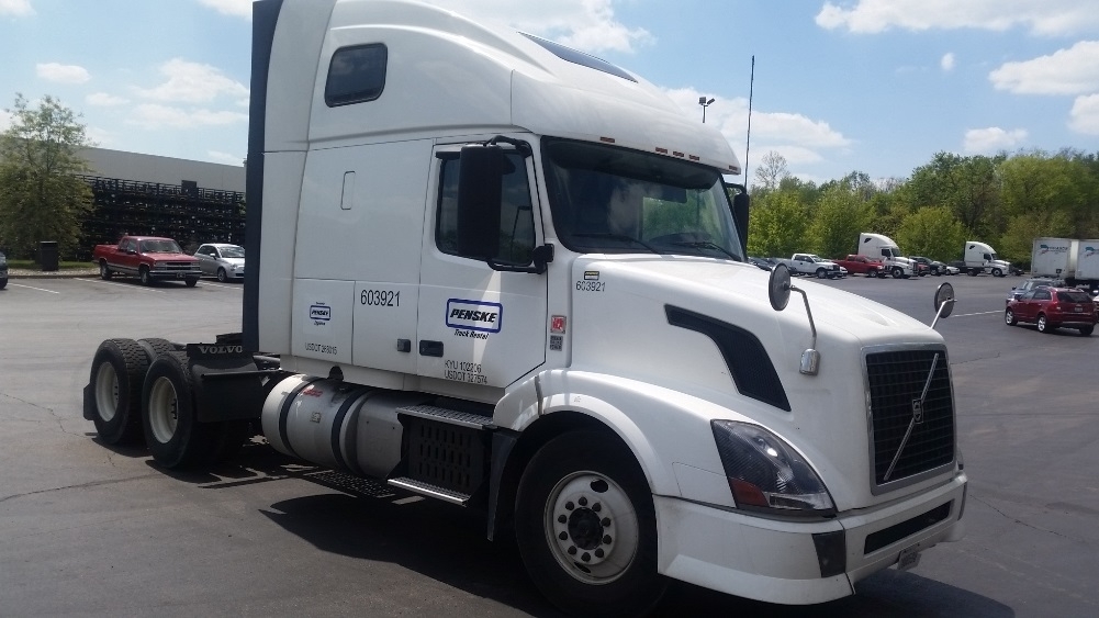 2011 Volvo Vnl64t670  Conventional - Sleeper Truck