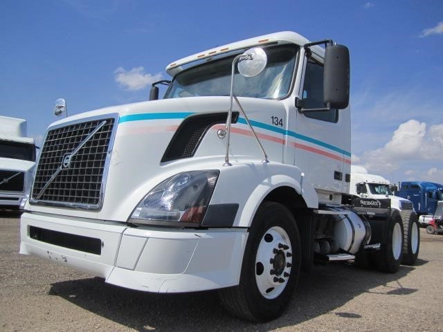 2005 Volvo Vnl64t300  Conventional - Day Cab