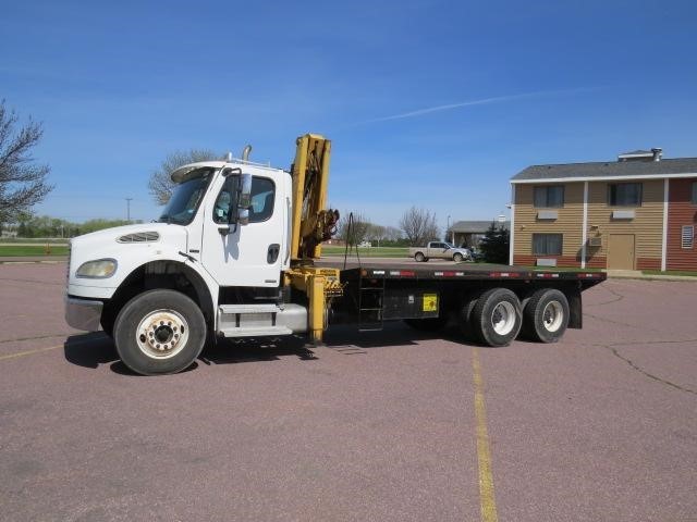 2004 Freightliner Business Class M2 106  Flatbed Truck