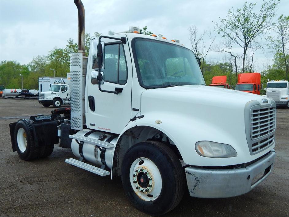 2009 Freightliner Business Class M2 112  Conventional - Day Cab