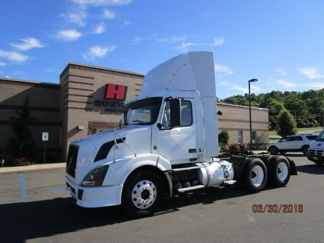 2010 Volvo Vnl64t300  Conventional - Day Cab