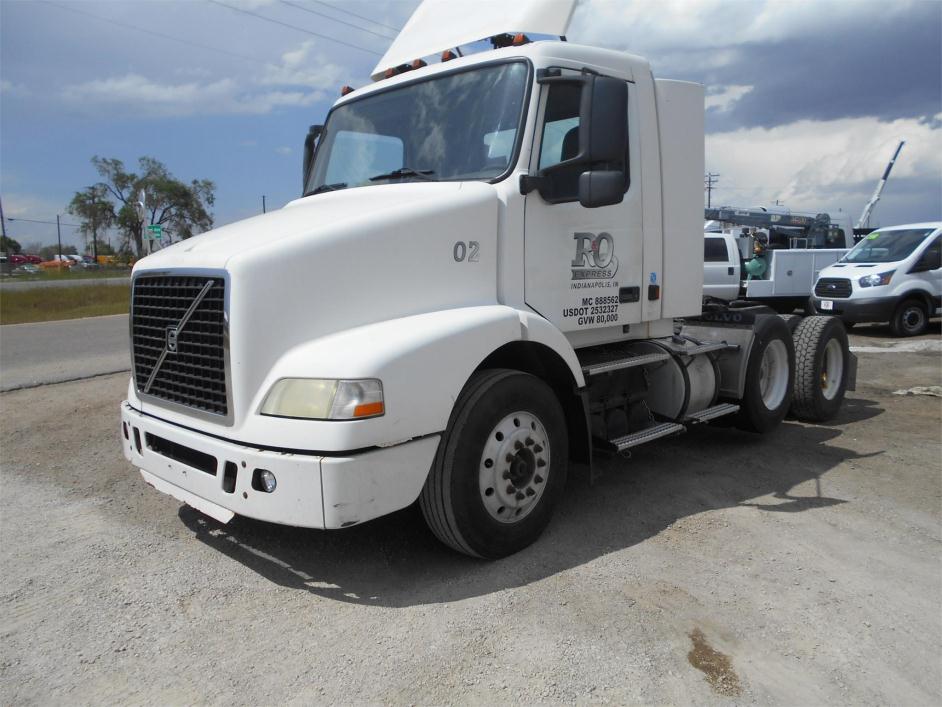 2004 Volvo Vnm420  Conventional - Day Cab