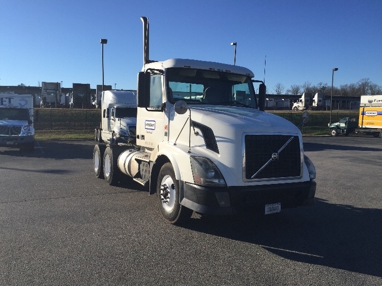 2011 Volvo Vnl64t300  Conventional - Day Cab