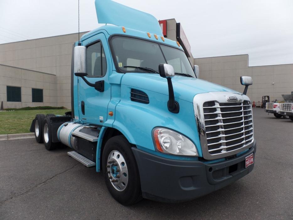 2011 Freightliner Cascadia Ca11364dc  Conventional - Day Cab