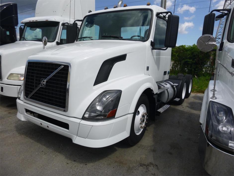 2009 Volvo Vnl64t300  Conventional - Day Cab