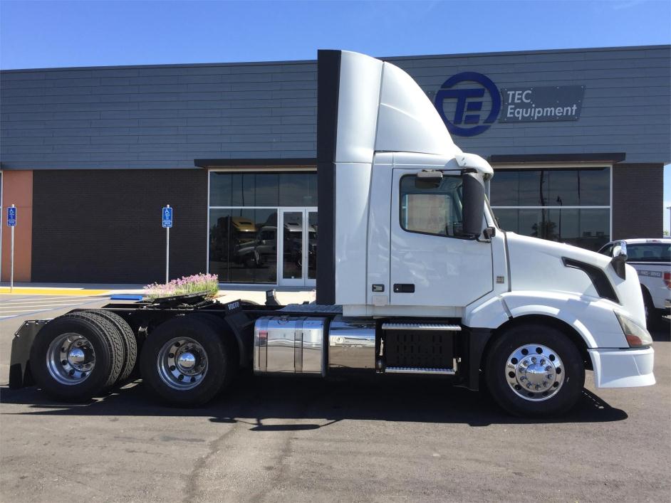 2013 Volvo Vnl64t300  Conventional - Day Cab