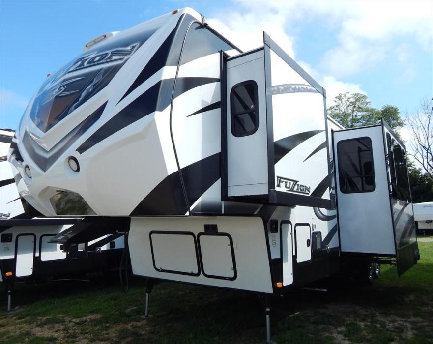 2015 Keystone Fuzion 342 Triple Slide Toy Hauler w/11'