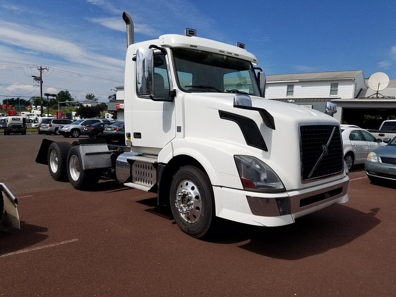 2012 Volvo Vnm64t300  Conventional - Day Cab