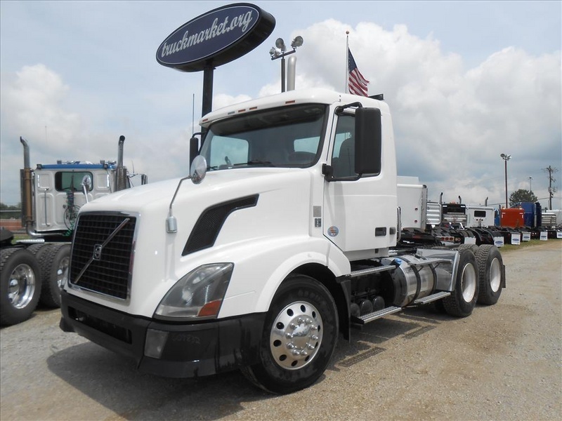 2012 Volvo Vnl  Conventional - Day Cab