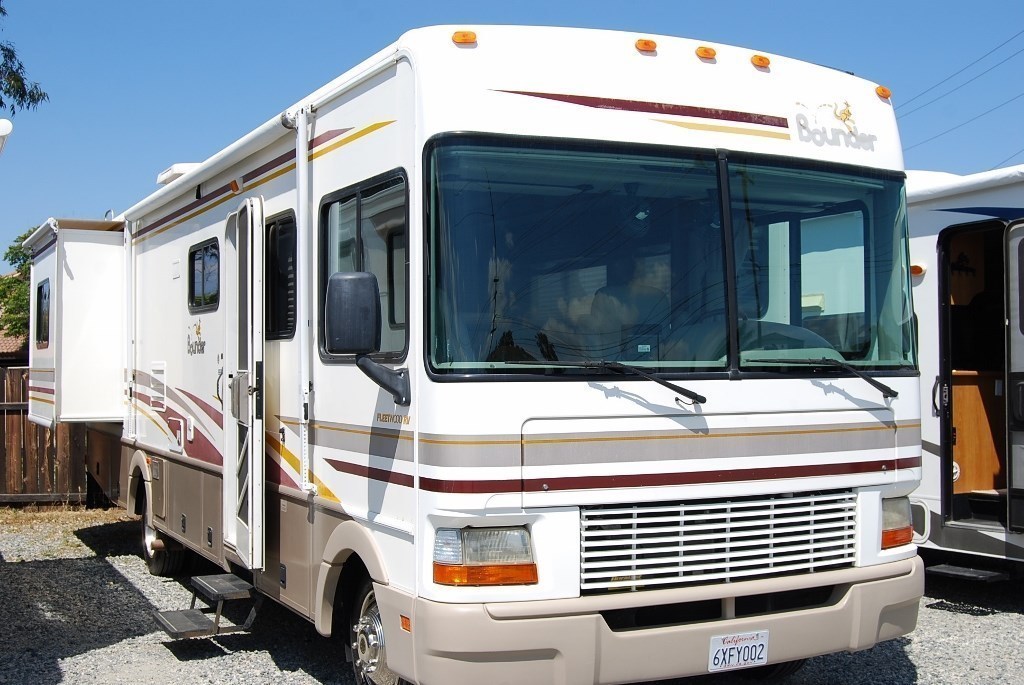 2002 Fleetwood BOUNDER 31W 2 SLIDES,2 AC AND ONLY 39K MILES!