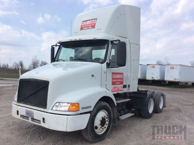 1999 Volvo Vnm64t  Conventional - Day Cab