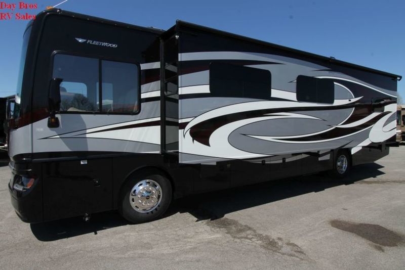 2017 Fleetwood Pace Arrow LXE 38K