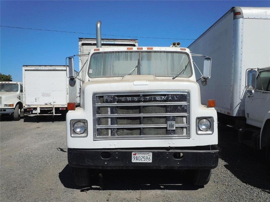 1985 International 2275  Conventional - Day Cab