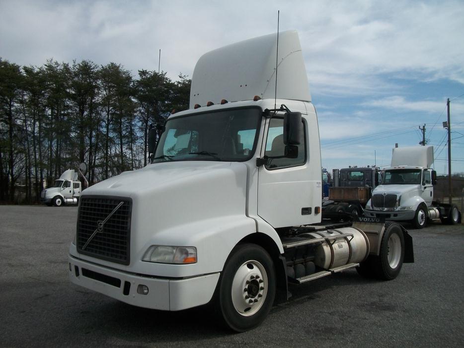 2004 Volvo Vnm420  Conventional - Day Cab