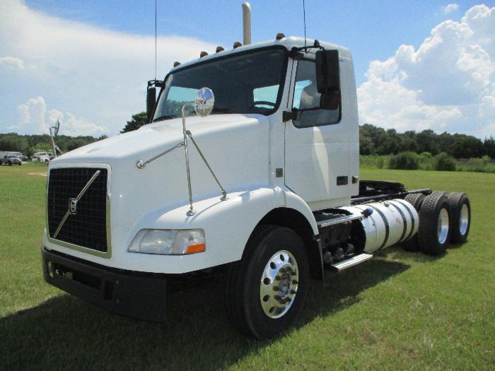 2011 Volvo Vnm420  Conventional - Day Cab