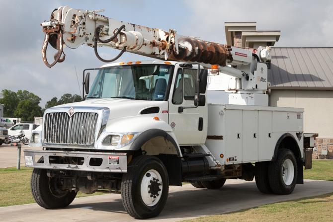 2004 International 7300  Digger Derrick