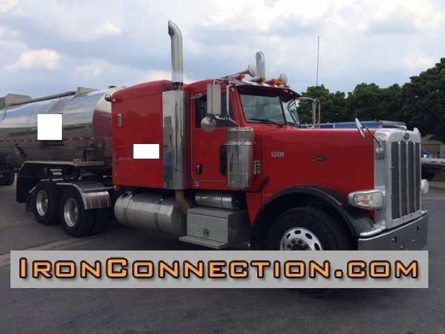 2009 Peterbilt 388  Conventional - Sleeper Truck