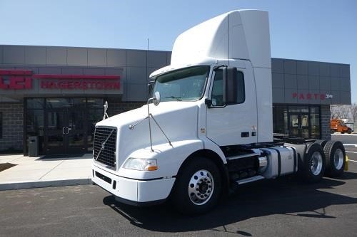 2012 Volvo Vnm62t200  Conventional - Day Cab