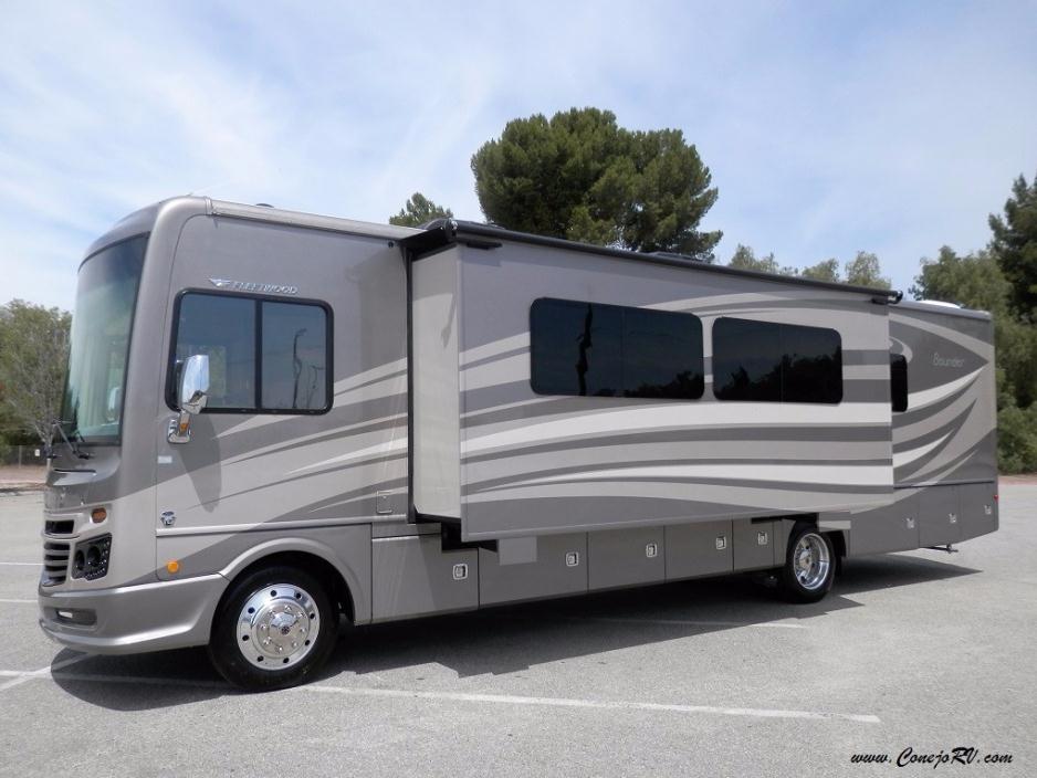 2017 Fleetwood Bounder LX 35K Bath and Half King Bed Full Paint