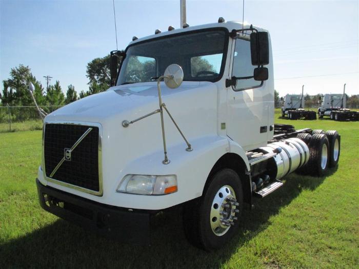 2011 Volvo Vnm420  Conventional - Day Cab