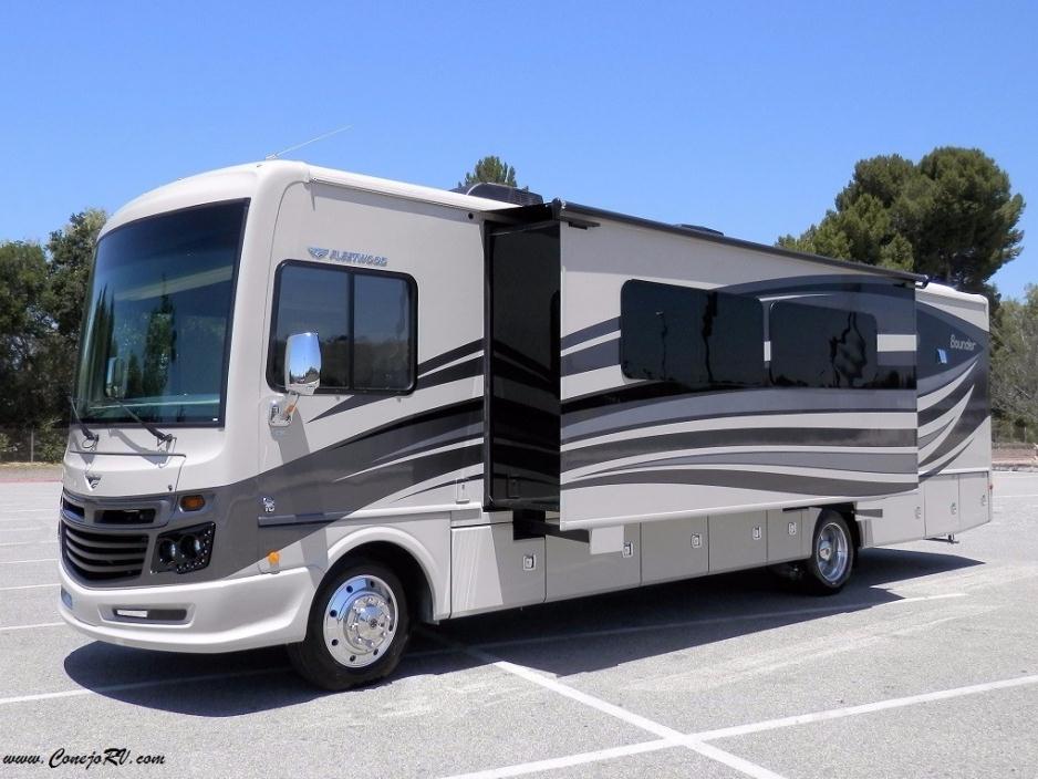 2017 Fleetwood Bounder LX 35K Bath and Half King Bed Full Body Paint