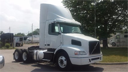 2012 Volvo Vnm62t200  Conventional - Day Cab