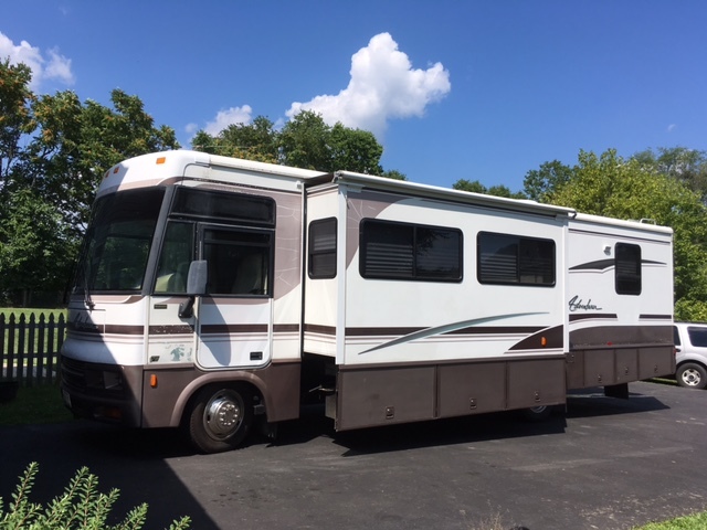 2000 Winnebago Adventurer 32V