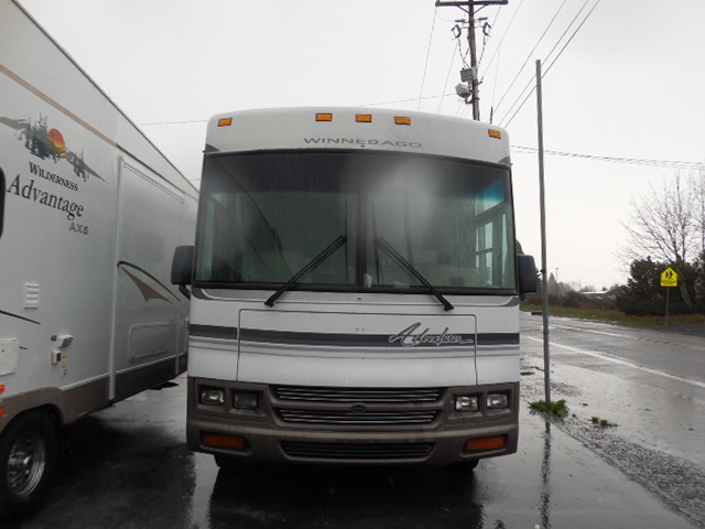 2000 Winnebago Adventurer 32V