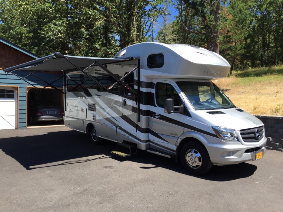 2015 Winnebago Navion 24J