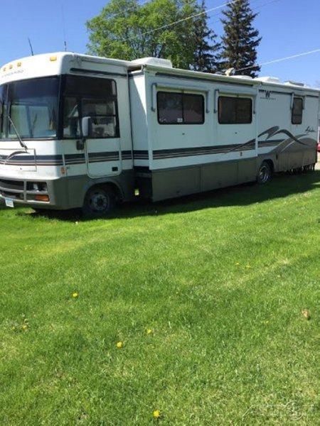 1999 Winnebago Adventurer 37G