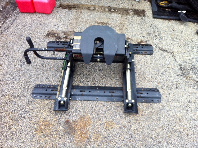 Curt Manufacturing E16 Fifth Wheel Roller Head Unit Trailer Hitch w/ Base Rails, 0