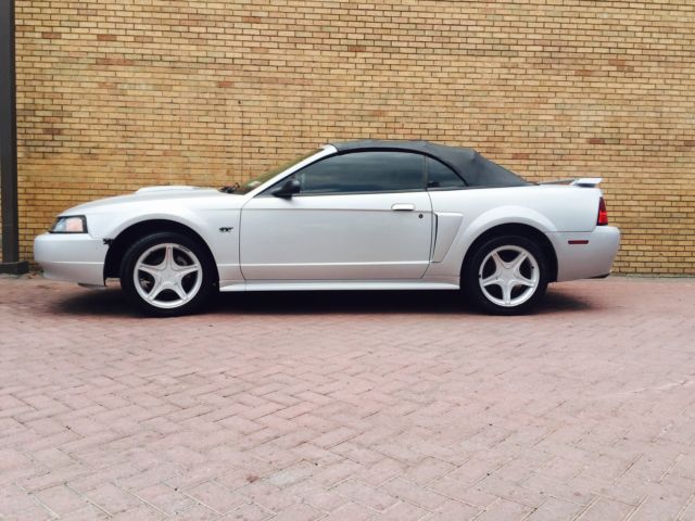 Ford : Mustang 2dr Converti Ford Mustang 8 Cylinder 5 Speed Convertable