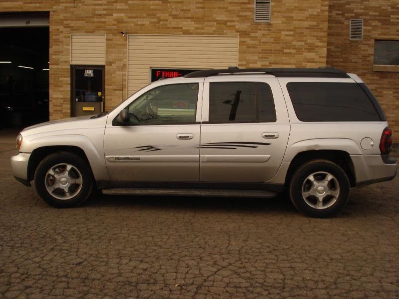 Mechanic`s Special! Needs Engine! 04 Chevy Trailblazer Extended! Low m
