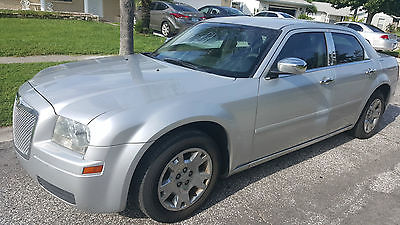 Chrysler : 300 Series Base 2006 chrysler 300 2.7 l automatic silver cold ac runs ands drives good