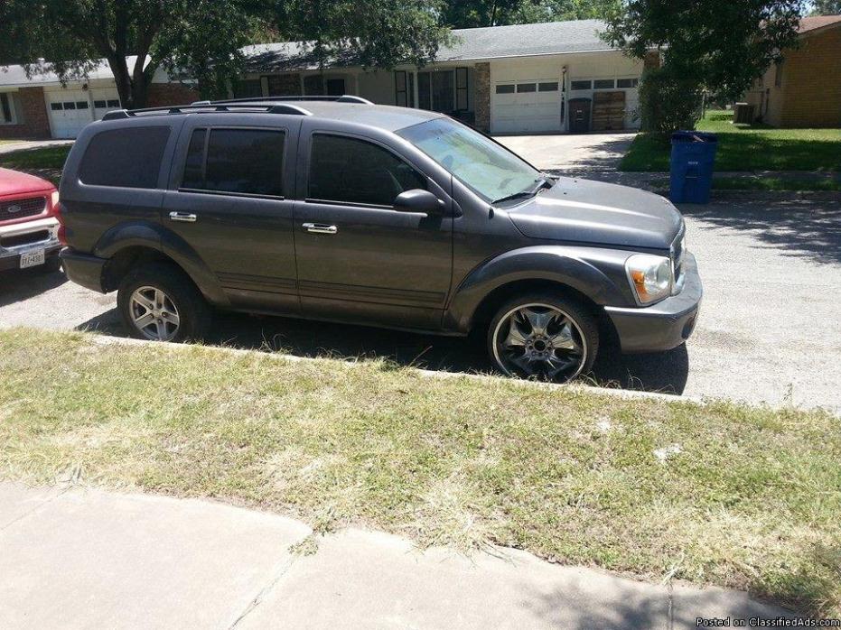 04 DODGE DURANGO 4/4 not running engine may be bad . hood cable is broke .