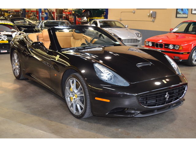 Ferrari : California 2+2 5500 miles form new black with beige interior 2 2 seating
