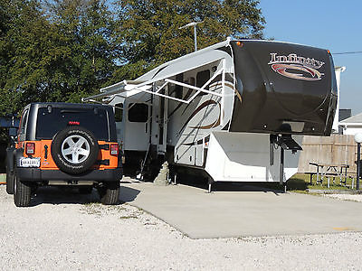 2013 Dutchman Infinity 5th Wheel M3640RL 40ft Auto Level-Cherry Wood-Heat Pump