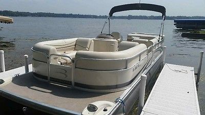 Like new Bennington Tri-Toon w/ 150 HP Yamaha. Great for skiing and tubing