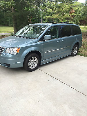 Chrysler : Town & Country 2010 chrysler town and country conversion mobility equipped van