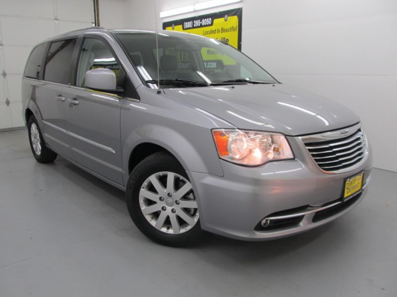 2014 Chrysler Town and Country Van ***REAR SEAT DVD***