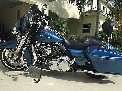 Harley-Davidson : Touring Harley Davidson Street Glide FLHX (Daytona Blue Pearl)