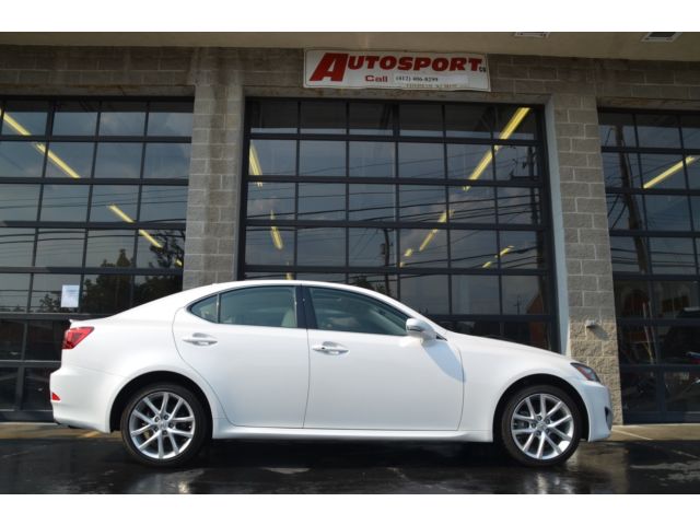 Lexus : IS 4dr Sport Sd 2011 lexus is 250 awd 24 k miles nav clean carfax loaded pearl white
